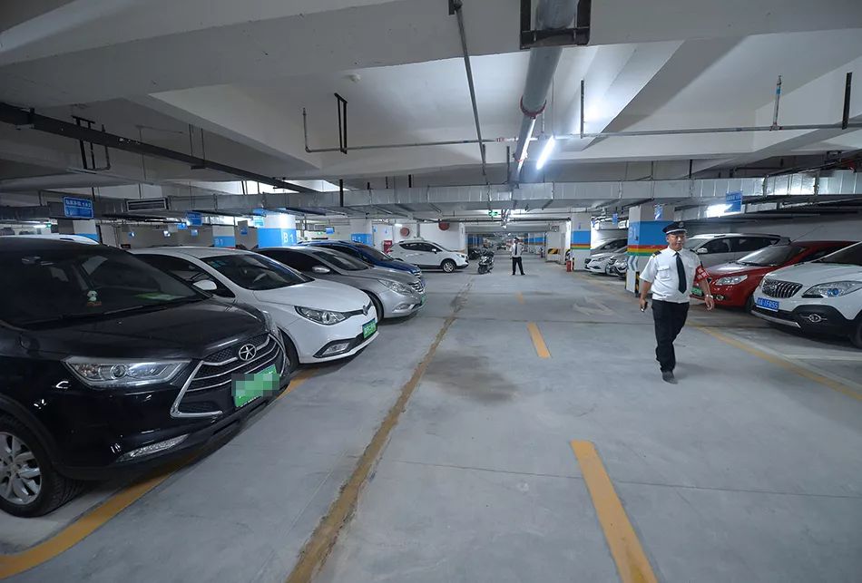 图为2018年5月30日，成都某小区的地下停车场。  视觉中国 图