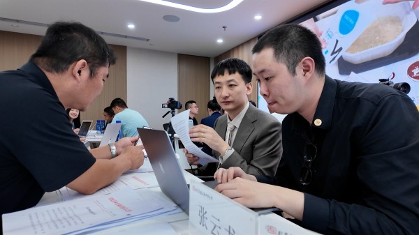 盛廷律师见面会上给当事人一对一解答.jpg