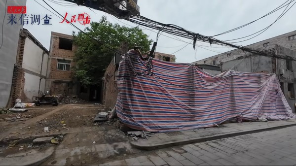 西安棚改征收期间当事人临街房屋前被砌围墙阻断经营.jpg