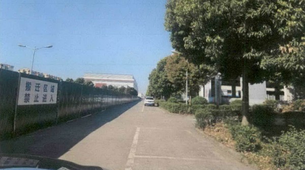 盛廷律师承办厂房搬迁案-园区外围被绿色铁皮围蔽.jpg