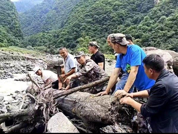 7.10”泥石流救灾现场.jpg